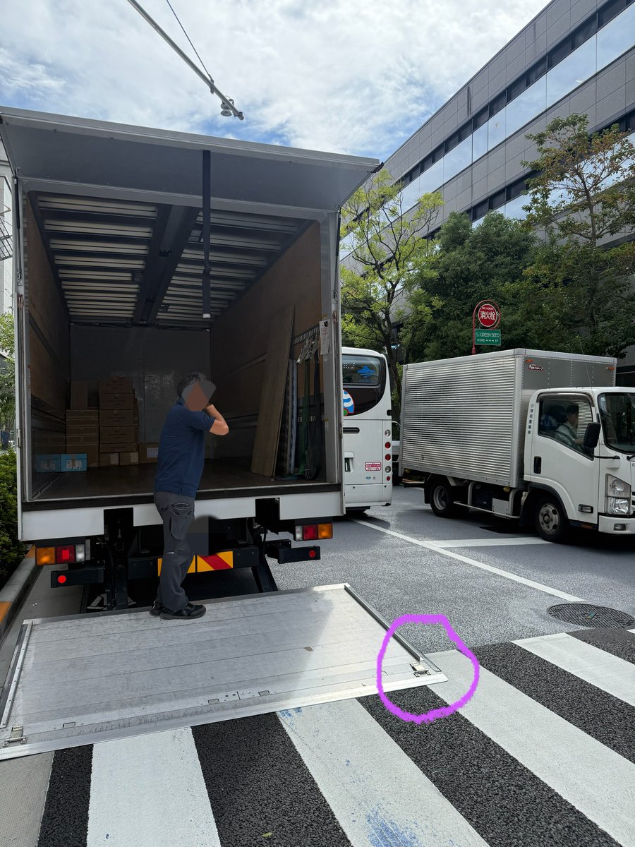 交通量の多い片側1車線の横断歩道上にリフトを降ろして駐車し、無許可