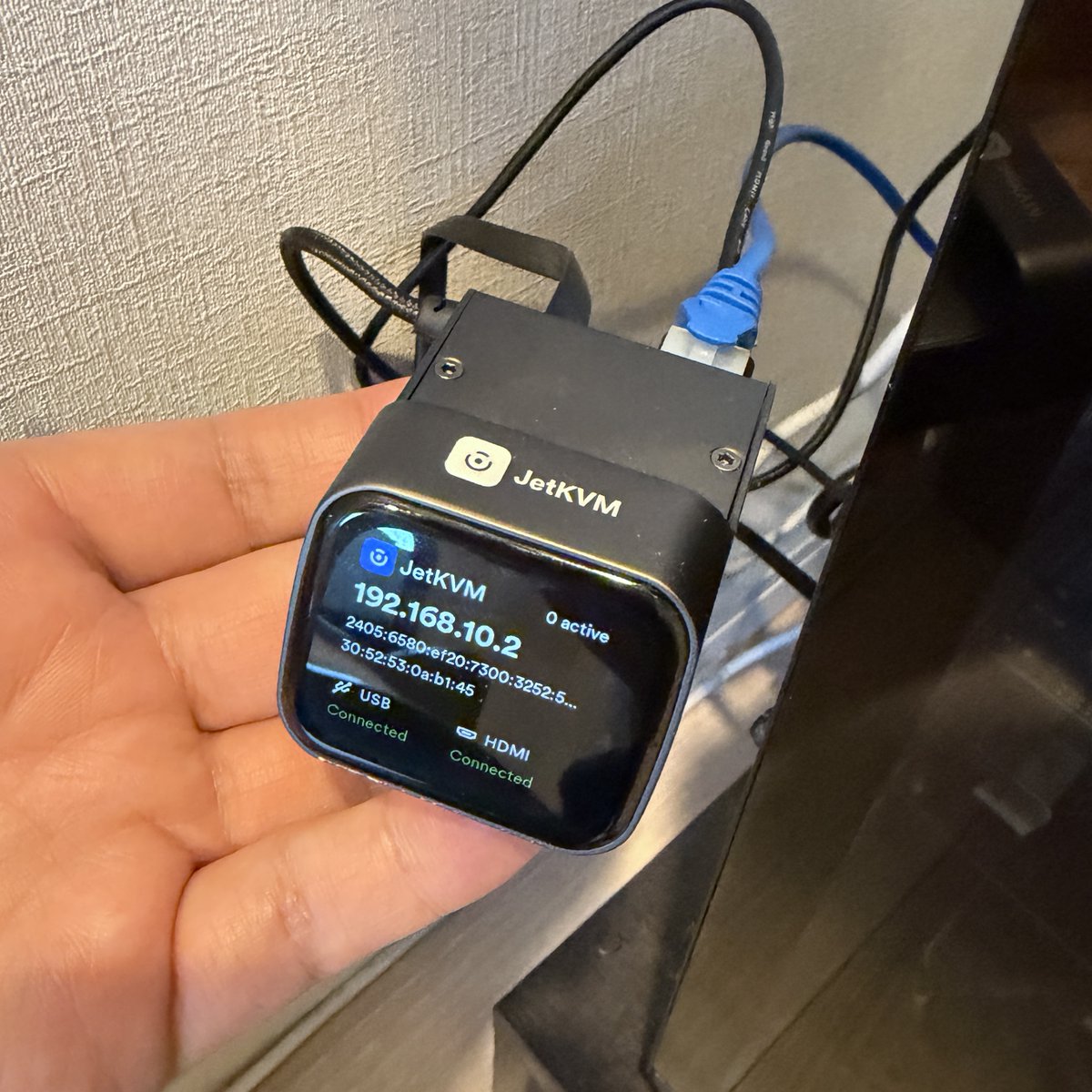 JetKVMを買ってみた。PCのUSBとHDMIに接続してリモートからPCを操作