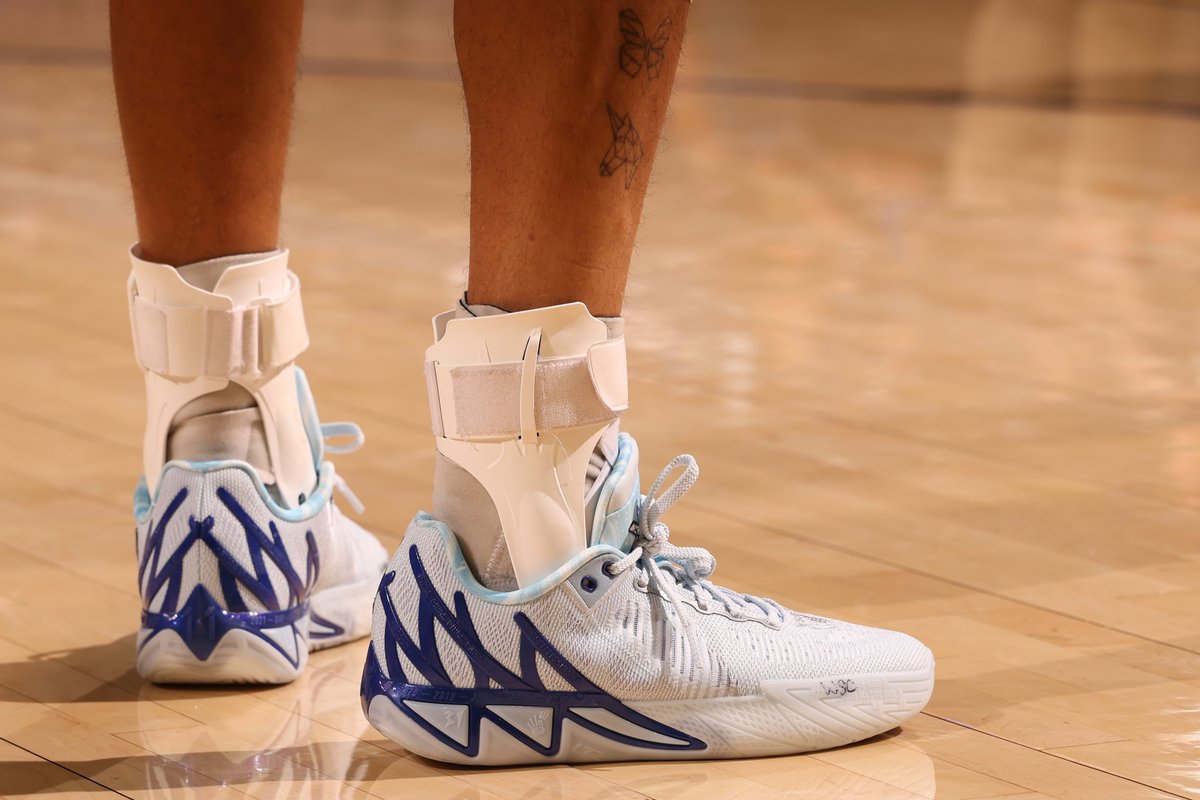 Steph honors his former teammate Klay Thompson and brought out the