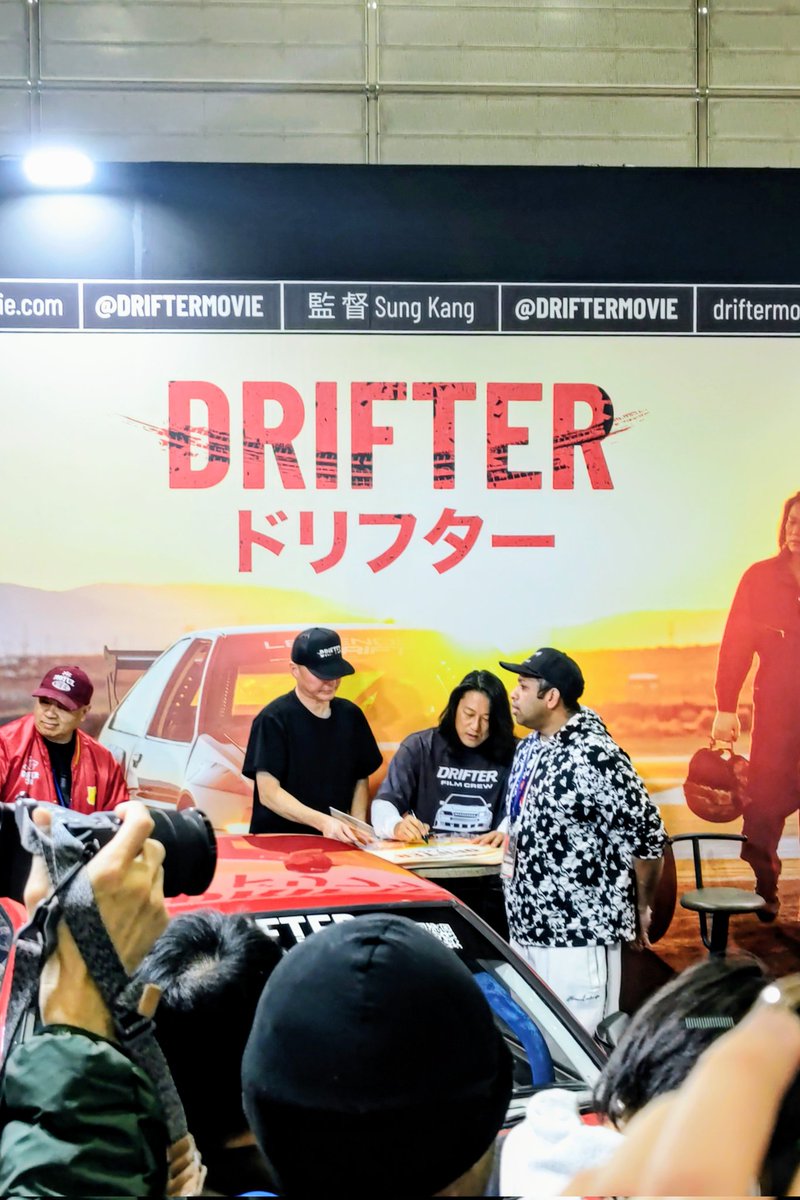 VeilSideブースで、ワイルドスピードのハン役のサン・カンさんのサイン