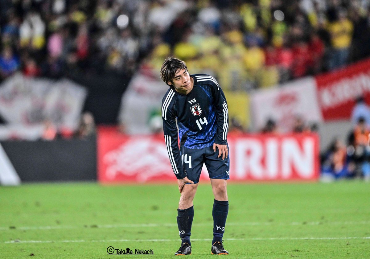 サッカー日本代表 #伊東純也 選手の4枚。 4：試合終盤には右足を気