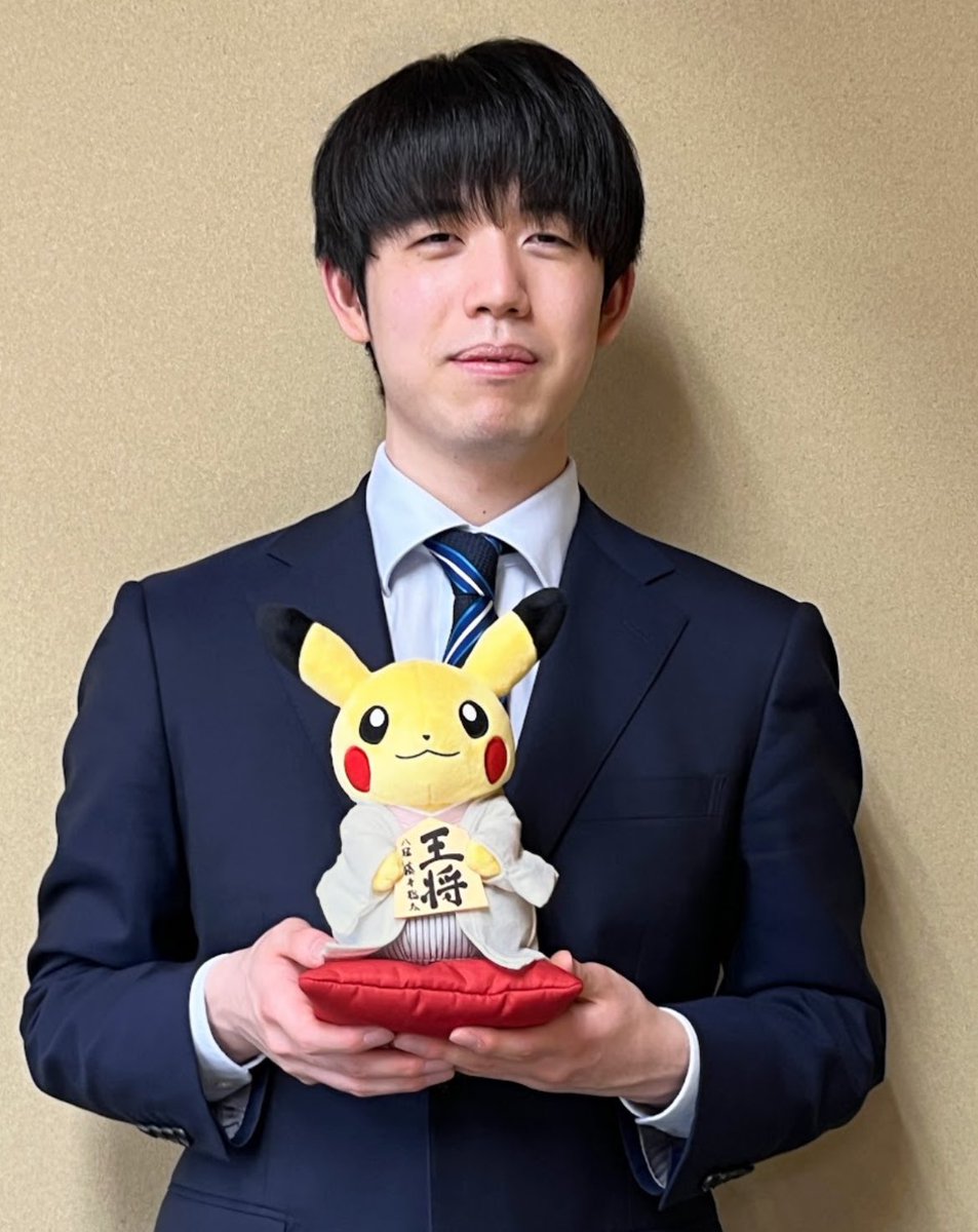 ポケモンコラボ】ぬいぐるみ 藤井聡太八冠の王将駒とピカチュウです