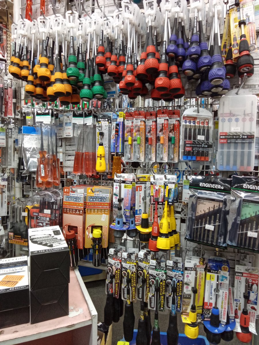 秋葉原本店1階の工具売場】 ハサミ類、六角レンチ、精密ドライバーや