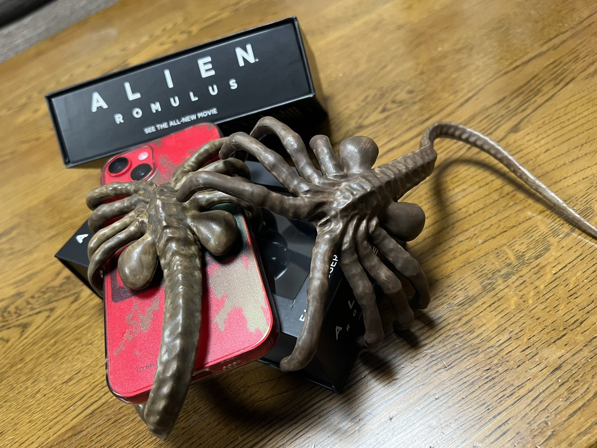 試写会特典でフェイスハガースマホホルダー頂きました！！！ 実用性は