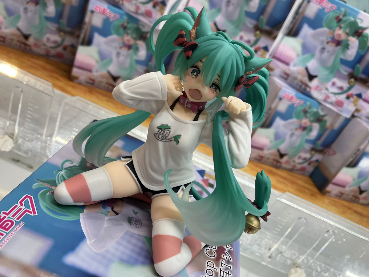 猫耳に葱Tシャツの #初音ミク かわいさを身近に感じられる 座りポーズ