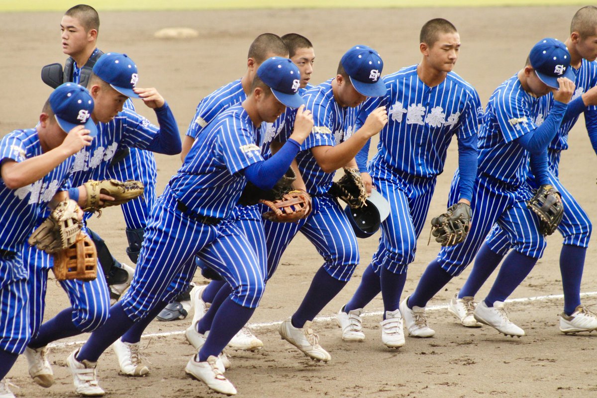 青藍泰斗の新ユニフォーム 青は帽子とほぼ同色。写真で見るよりも