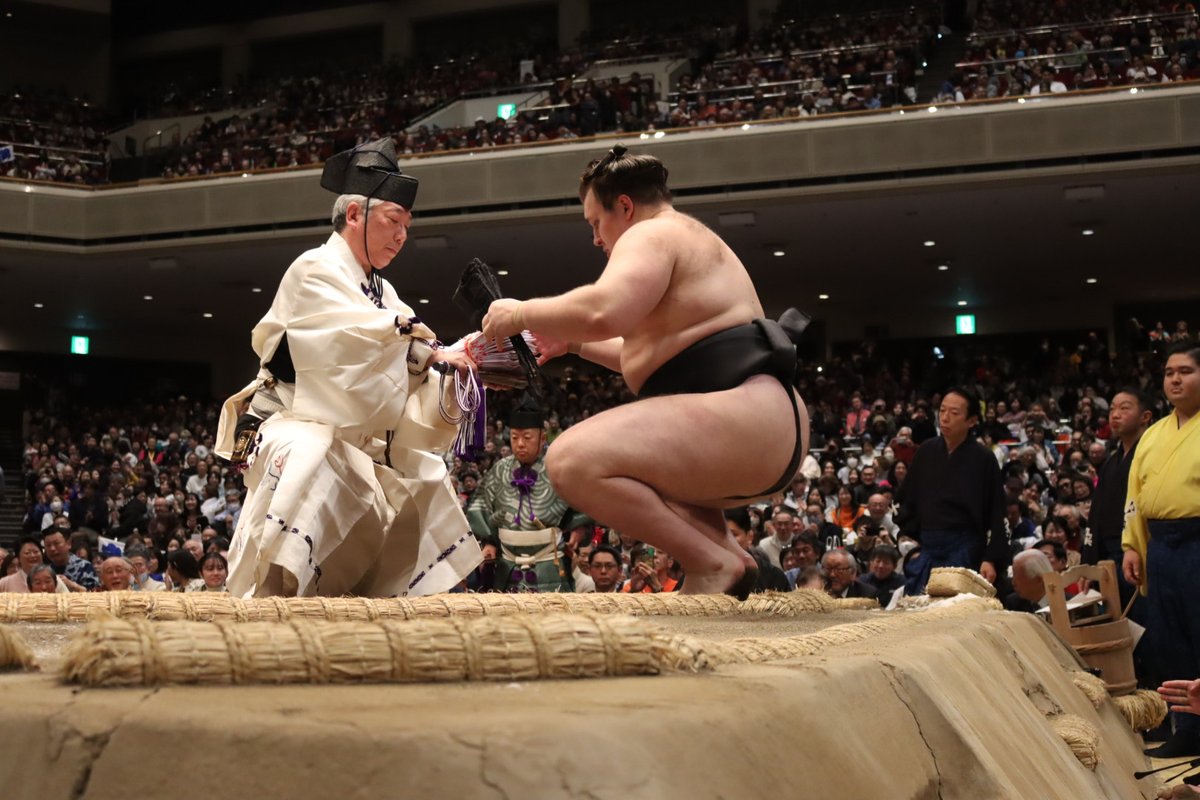 千秋楽の様子＞ 安青錦は琴櫻に勝ち12勝3敗。優勝決定戦に。 #sumo