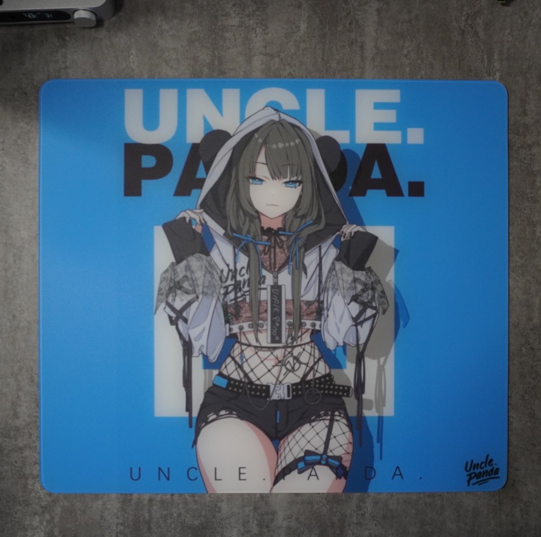 Uncle Panda : Blue 450x400サイズのガラスマウスパッドで厚さは実測値