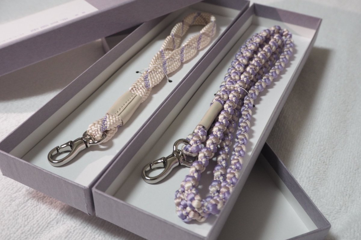 かしゆか商店 で購入の伊賀組紐ストラップたち。短い白地のほうを購入