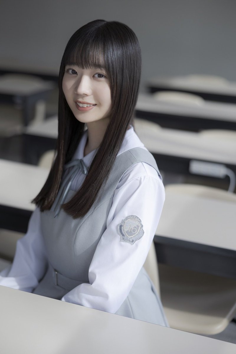 日向坂46五期生特設サイトにて 坂井新奈 の撮り下ろし写真と 手書き