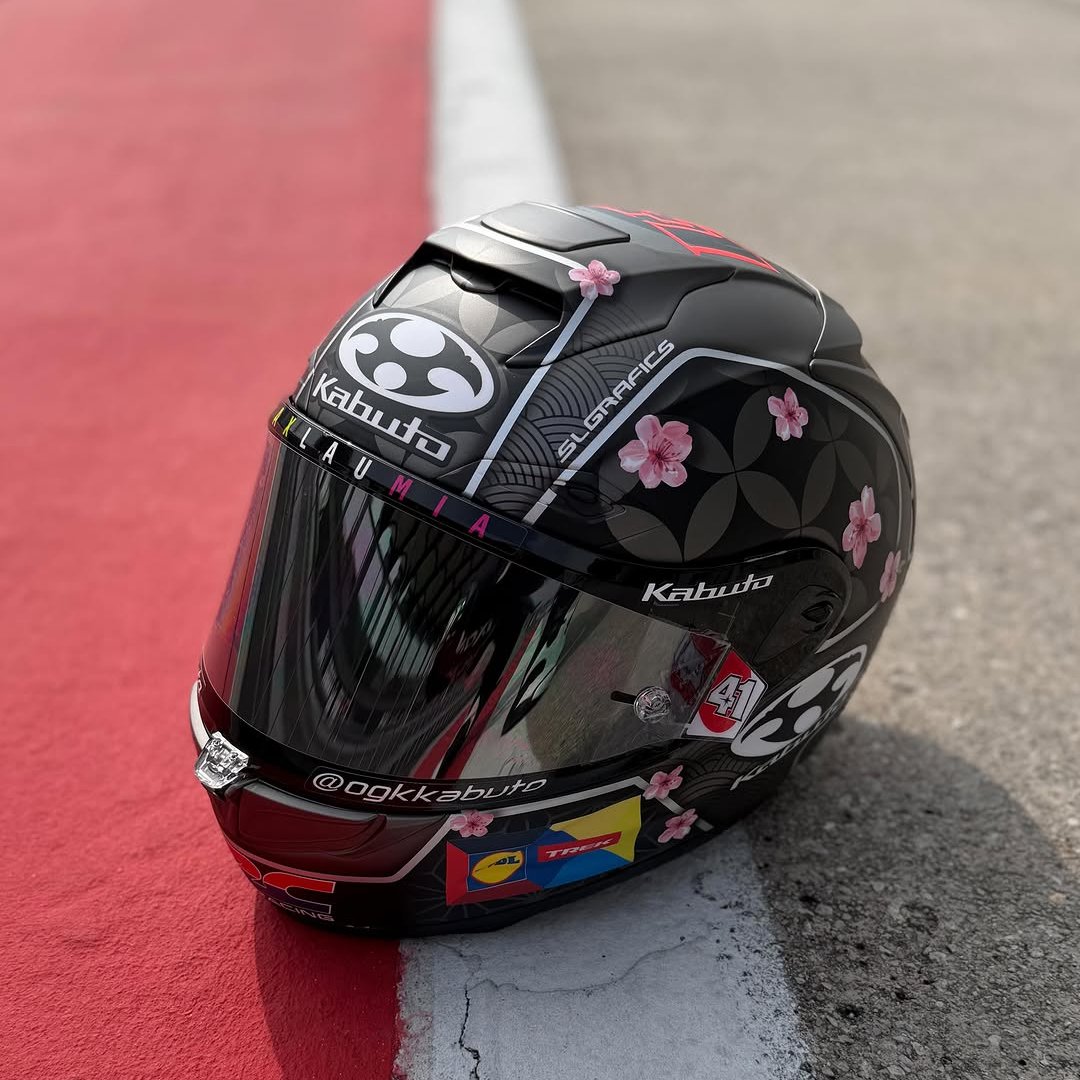 セパンのシェイクダウンテストでアレイシが誇らしげに掲げていたカブト