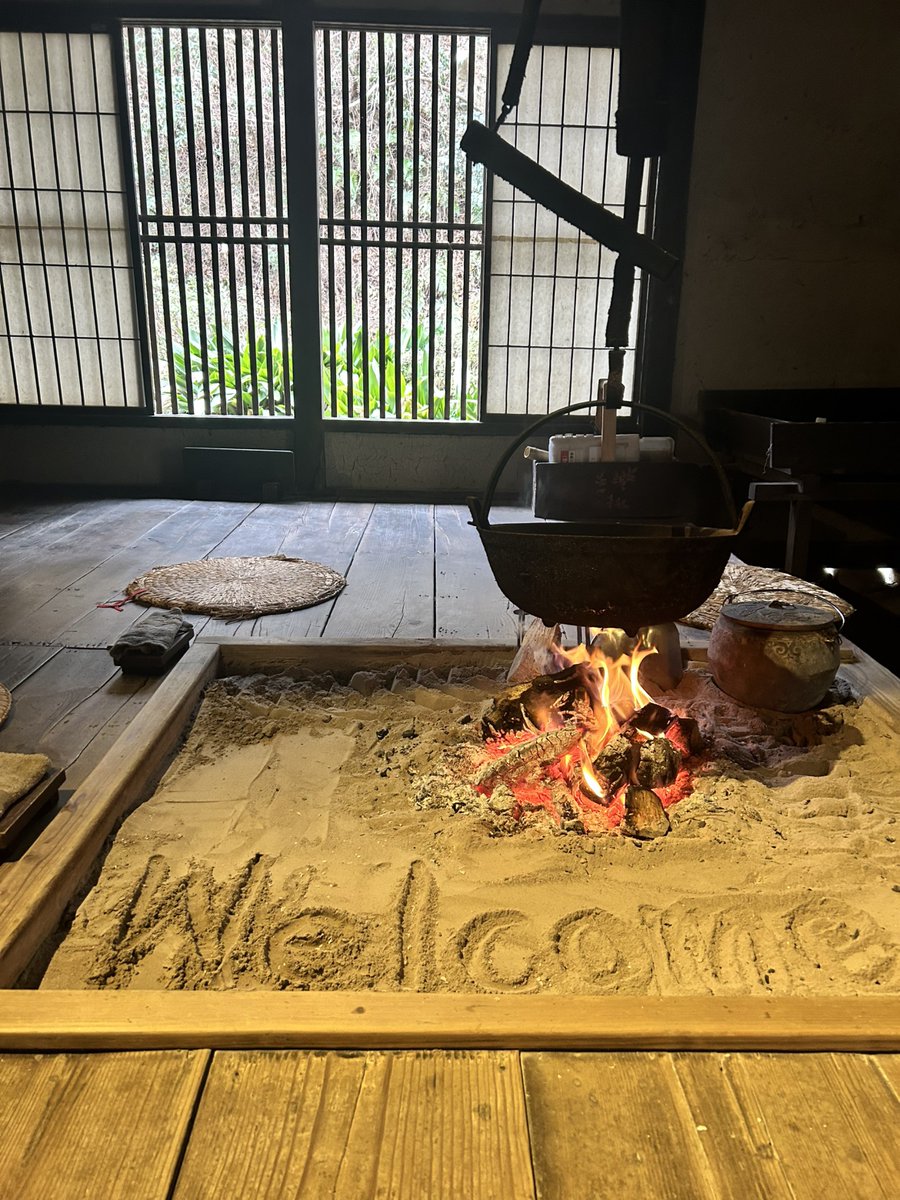 雪が少し、ちらちらと降ったりやんだり・・🌨️ 本日の床上公開は鈴木