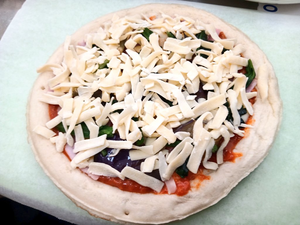 このピザさ、レシピ写真を撮ろうと思ってたのに、ﾍﾞｰｺﾝの上にチーズを