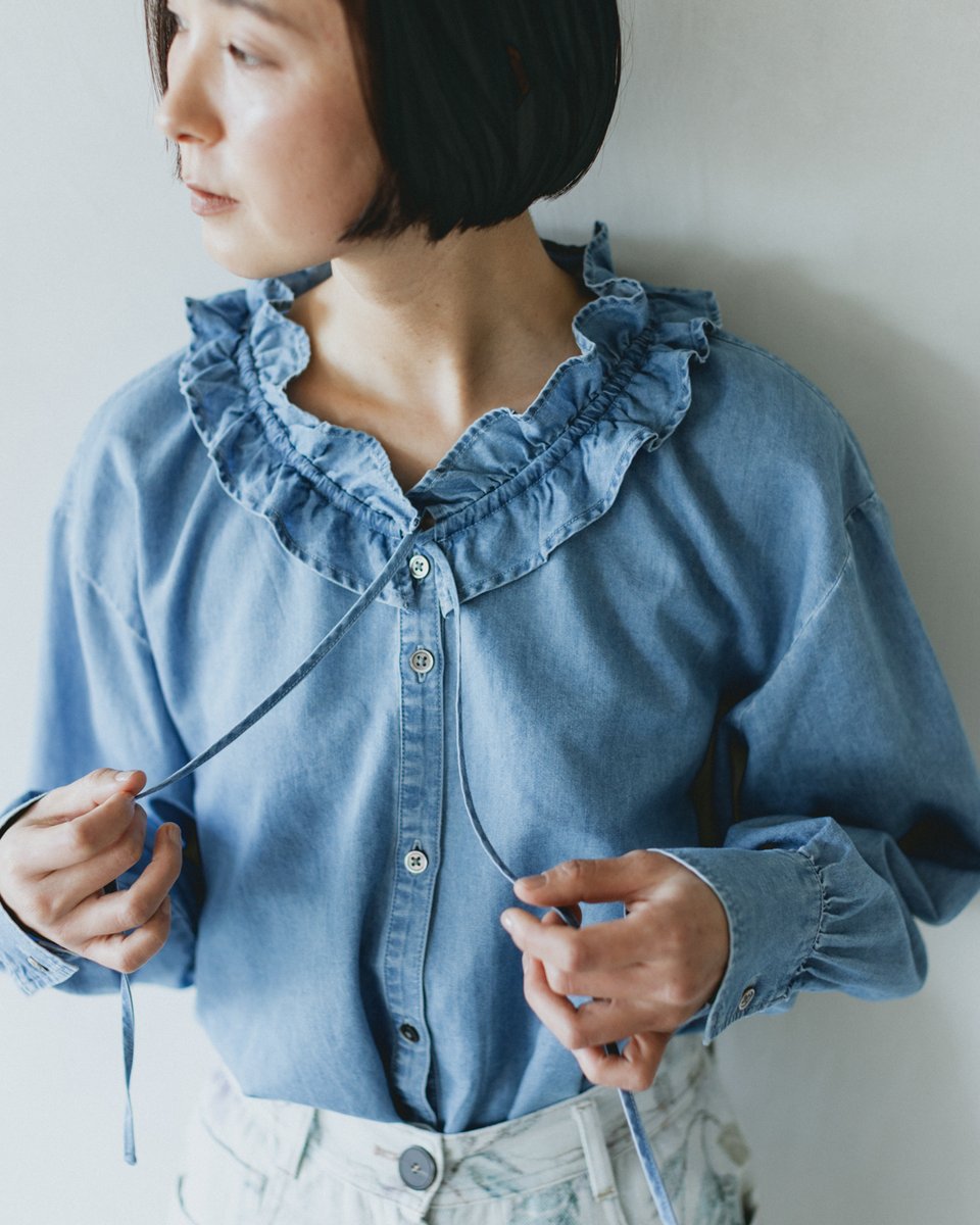 大人の春は、ピリッと甘く。やわらかデニムのフリルブラウスができまし