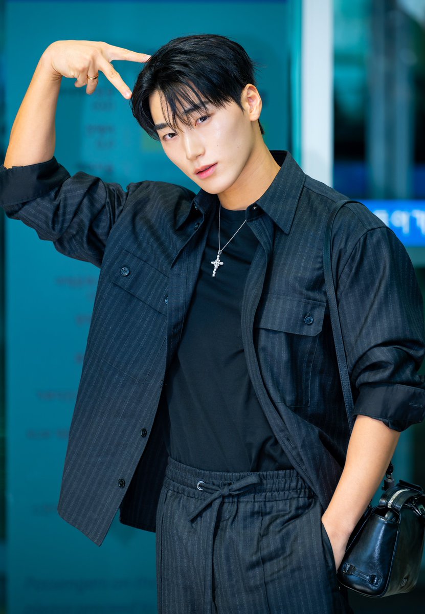 空港ファッション】#ATEEZ #サン と #ウヨン がミラノへ！ ▽アザー