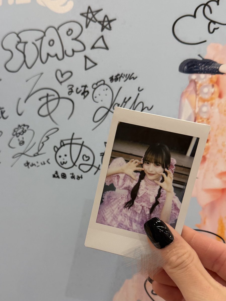 あみちゃんのサイン沢山あったからチェキと一緒に撮ったよ📷💭 ̖́