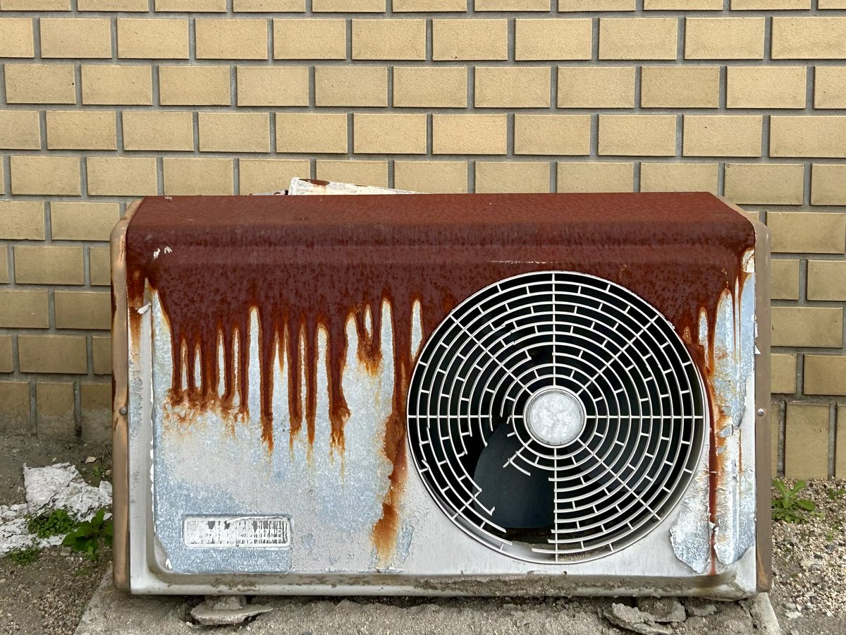 見方によってはなかなかアートな室外機😅