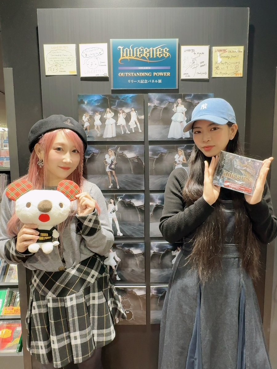 ↓ パネル展も開催中です！ お2人からサインとコメントカードも