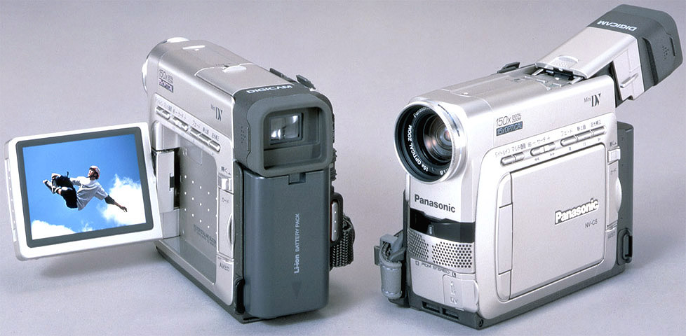 松下、MultiMediaCardに静止画を記録できる横型DVカメラ