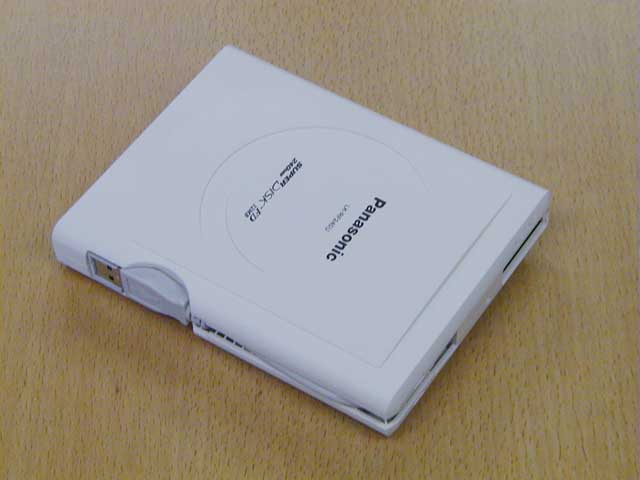 松下、2HD FDで32MB記録できるスーパーディスクドライブ