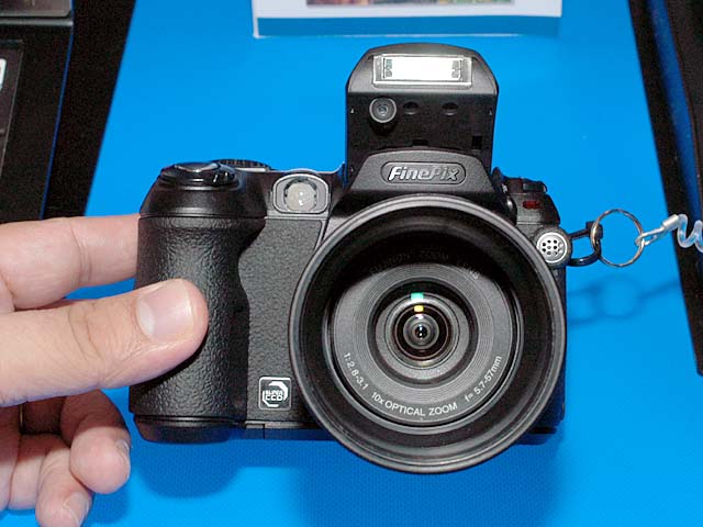 富士フイルム、光学10倍ズーム搭載コンパクト機「FinePix S5000」