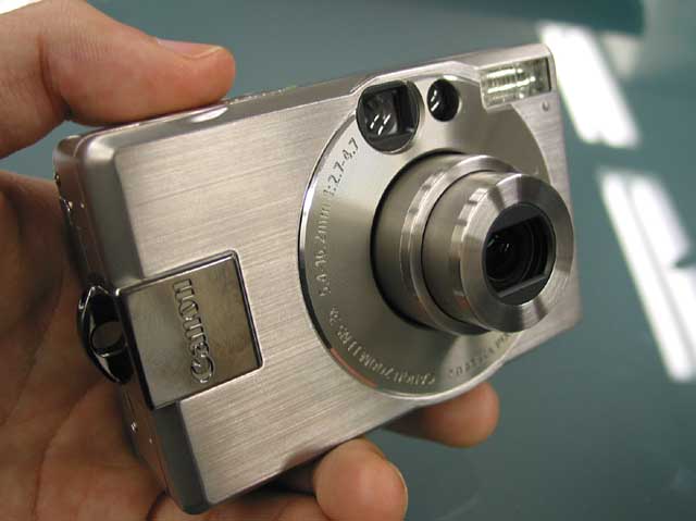 キヤノン、操作性を大幅に改善した新IXY DIGITAL