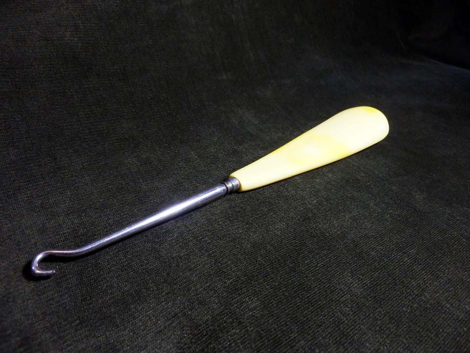 上流階級のためのボタンフック付き靴べら_1910〜30年代 : No CONCEPT