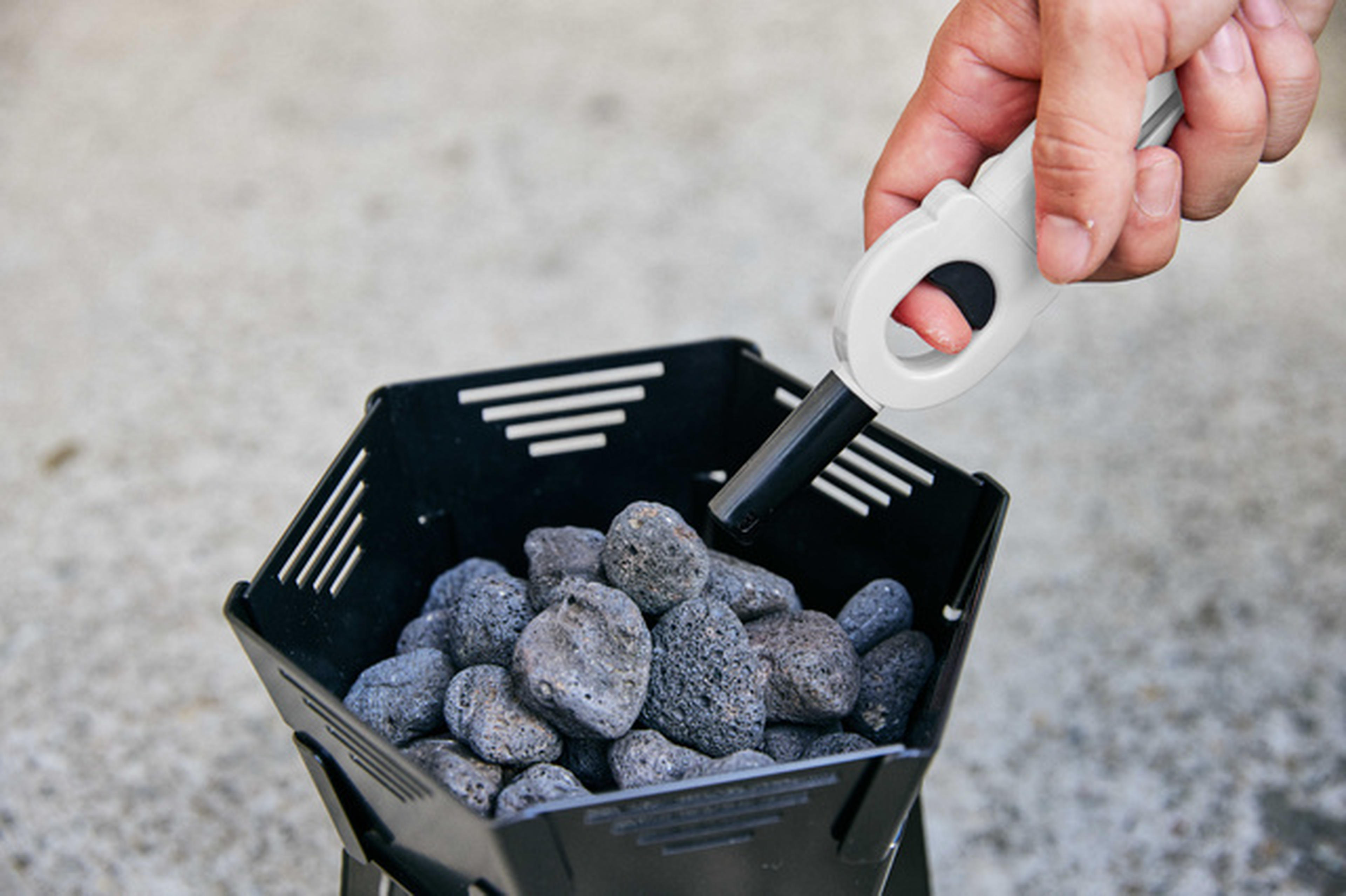 1秒着火の新感覚焚き火台で、家の中でも炎の癒しを【THE IRON FIELD