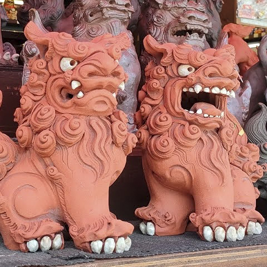 沖縄の守り神「 シーサー 」意外と知らない種類や置き方などをご紹介