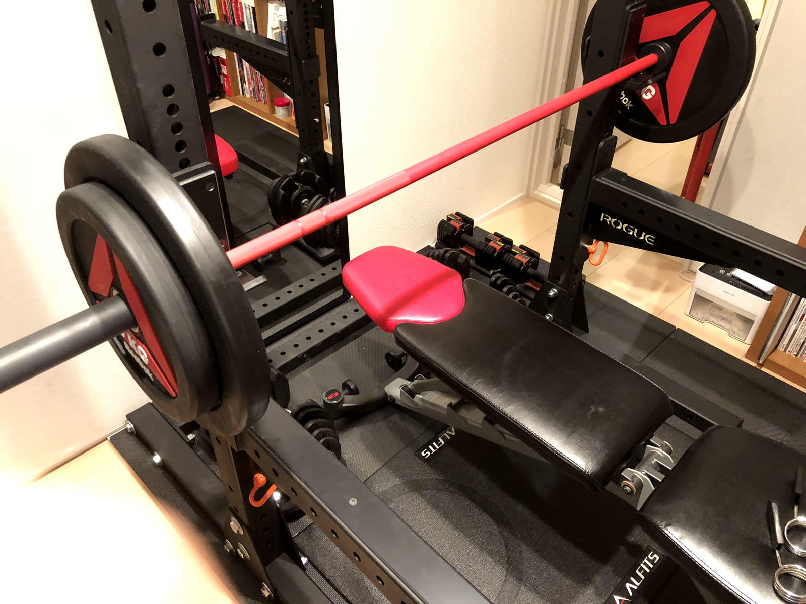 ROGUE のスクワットスタンドとバーベルシャフトを輸入してホームジムを