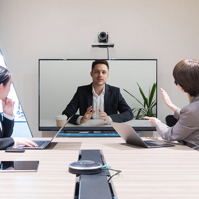 3倍ズームレンズ搭載で210万画素の高画質WEBカメラを11月18日発売