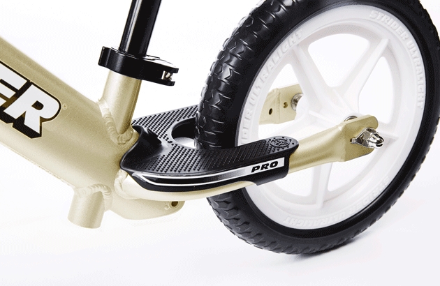 2歳から乗れる「ストライダー」生誕10周年限定記念モデル「シャンパン