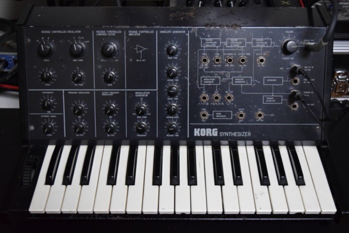 往年のアナログ・シンセ、コルグ 『MS-10』とルーパーを組み合わせた