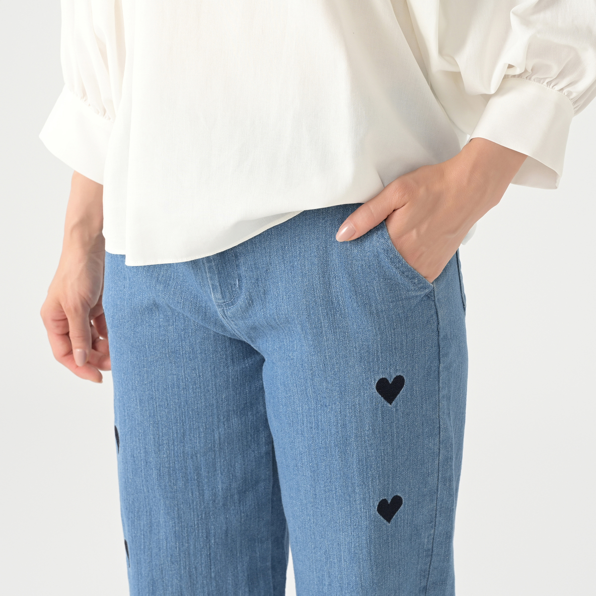 &LOVE むっちゃ幸せハート刺繍のストレートデニムパンツ アンドラブ