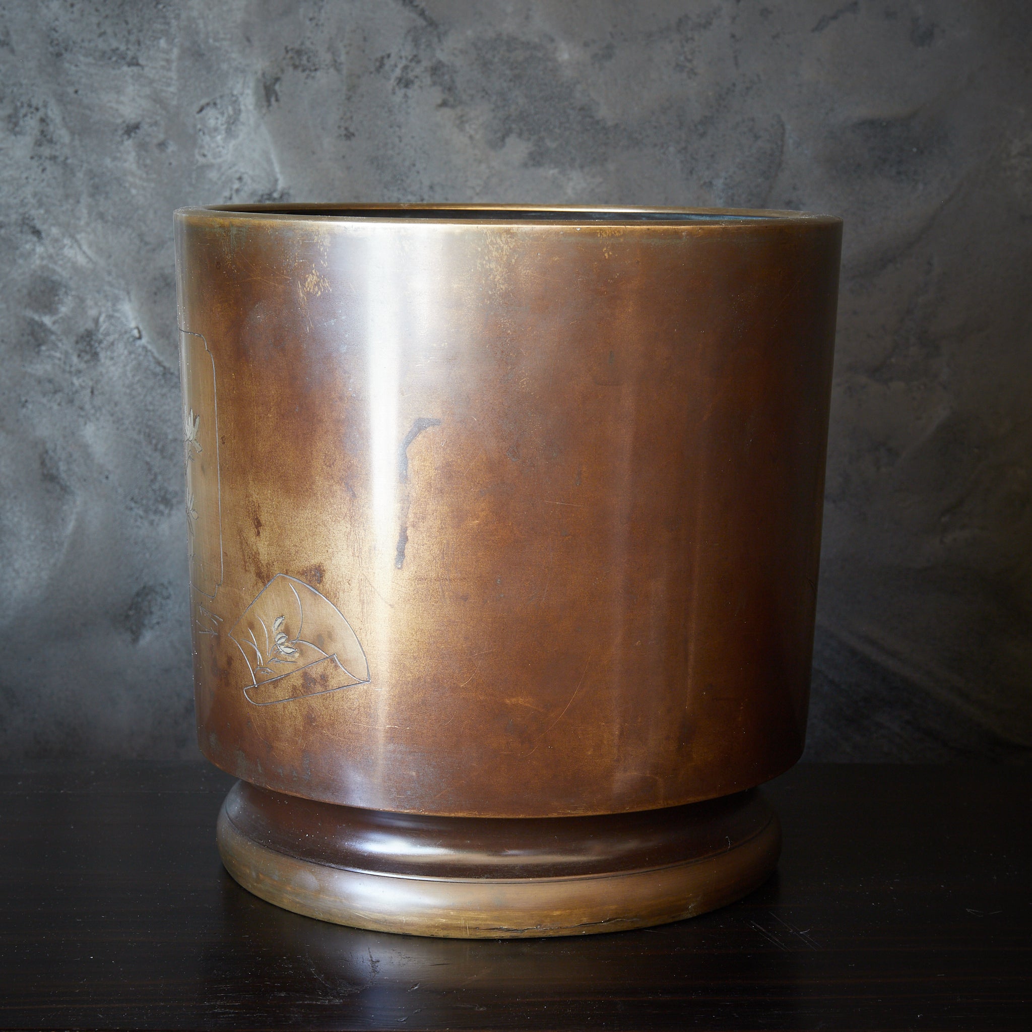 明治 線刻象嵌蝶花竹文銅火鉢 瓶掛（1868–1912CE） | 入蘆花（ロカニイル）