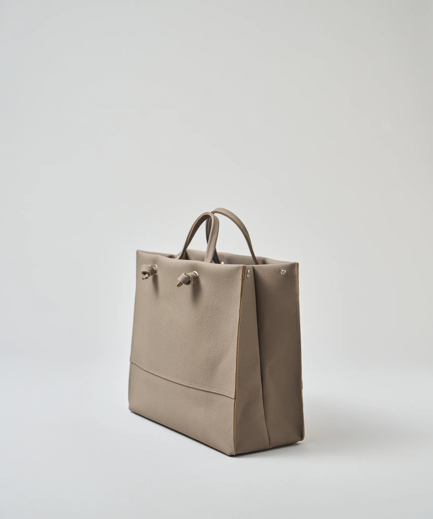 レザーバッグ》シンプルで四角い牛革トートバッグ「デイショッパー」 – REN