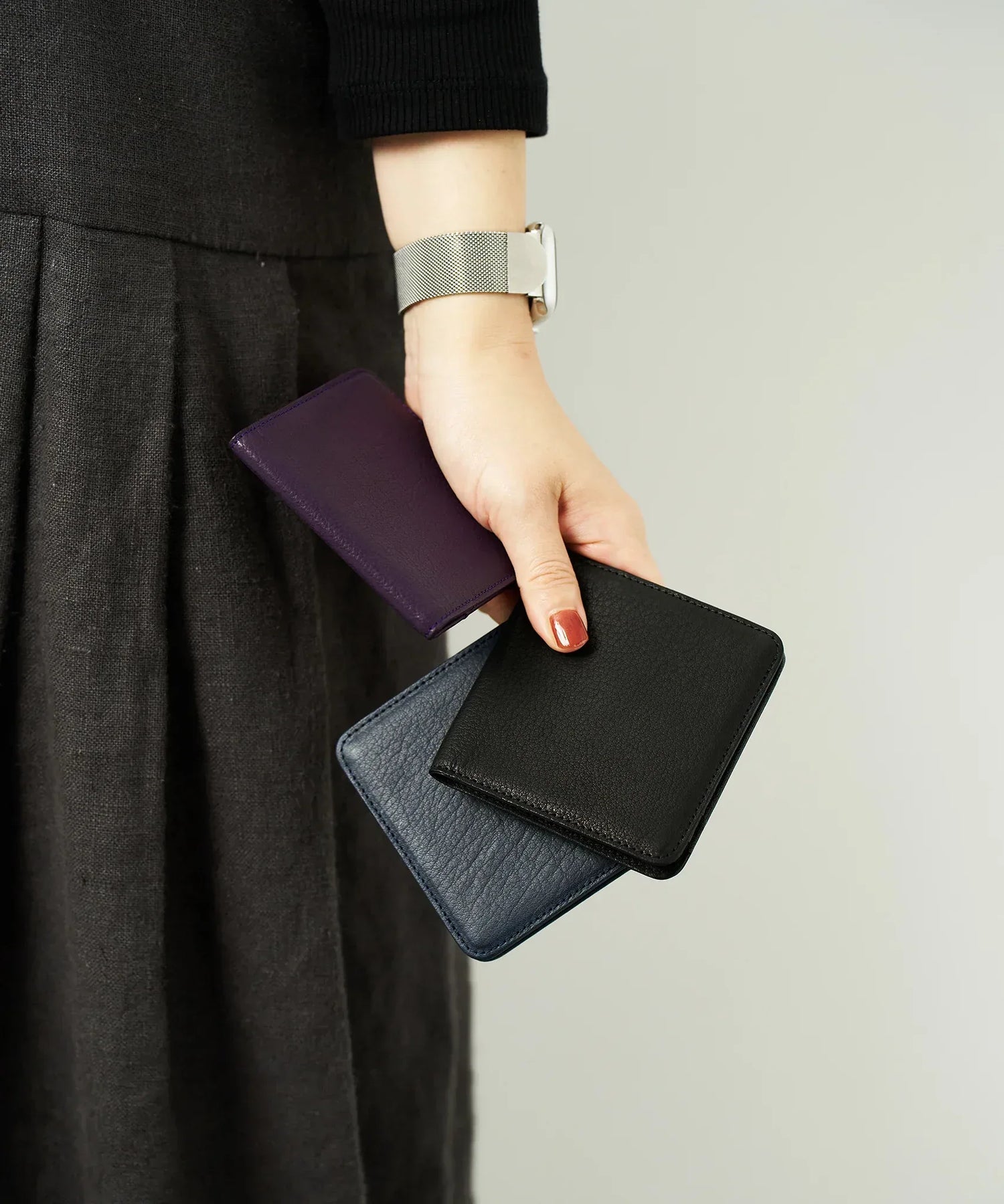 REN】《二つ折り財布》素材の魅力を生かした、スマートな牛革財布。