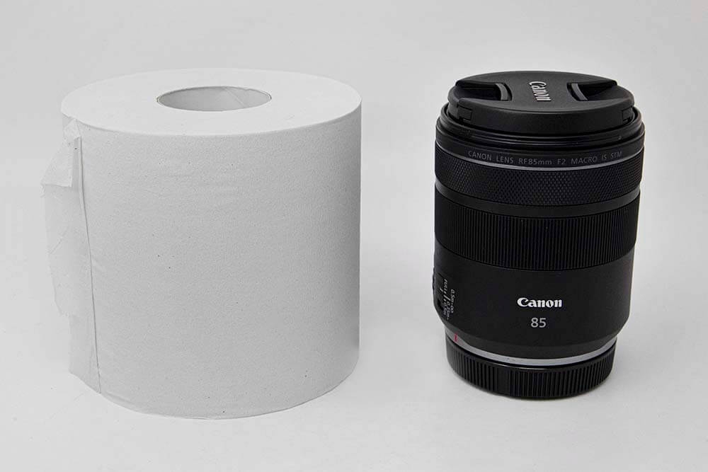 手軽に持ち運べる！】CANON RF85mm F2.0 MACRO IS STMのレンズを持って