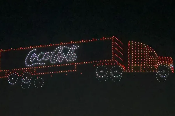 コカ•コーラ クリスマスドローンショー 空飛ぶクリスマストラック