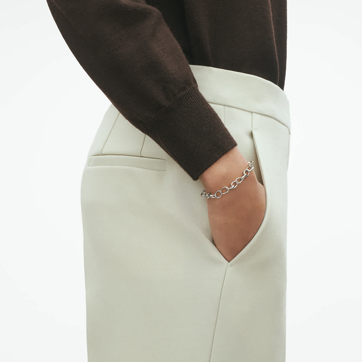 シルバーのシンプルなデザインから、ゴールドにダイヤモンドが散りばめ