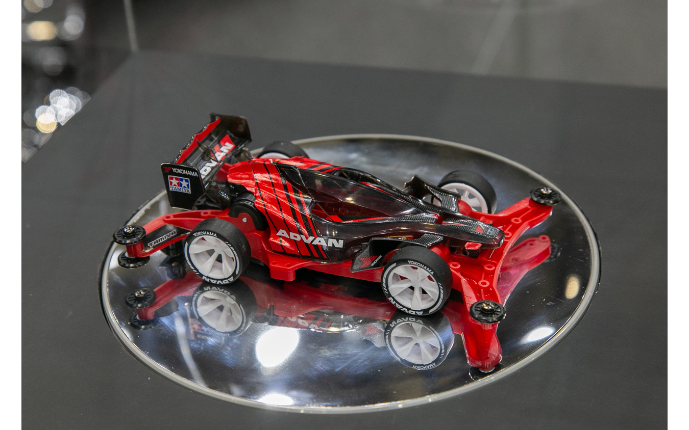 赤と黒に彩られた限定「ADVAN」カラーの実物大ミニ四駆…東京オート