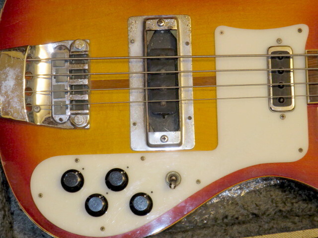 アリアのリッケンバッカー・コピー・ベースを入手: ナンチャッテ技術者