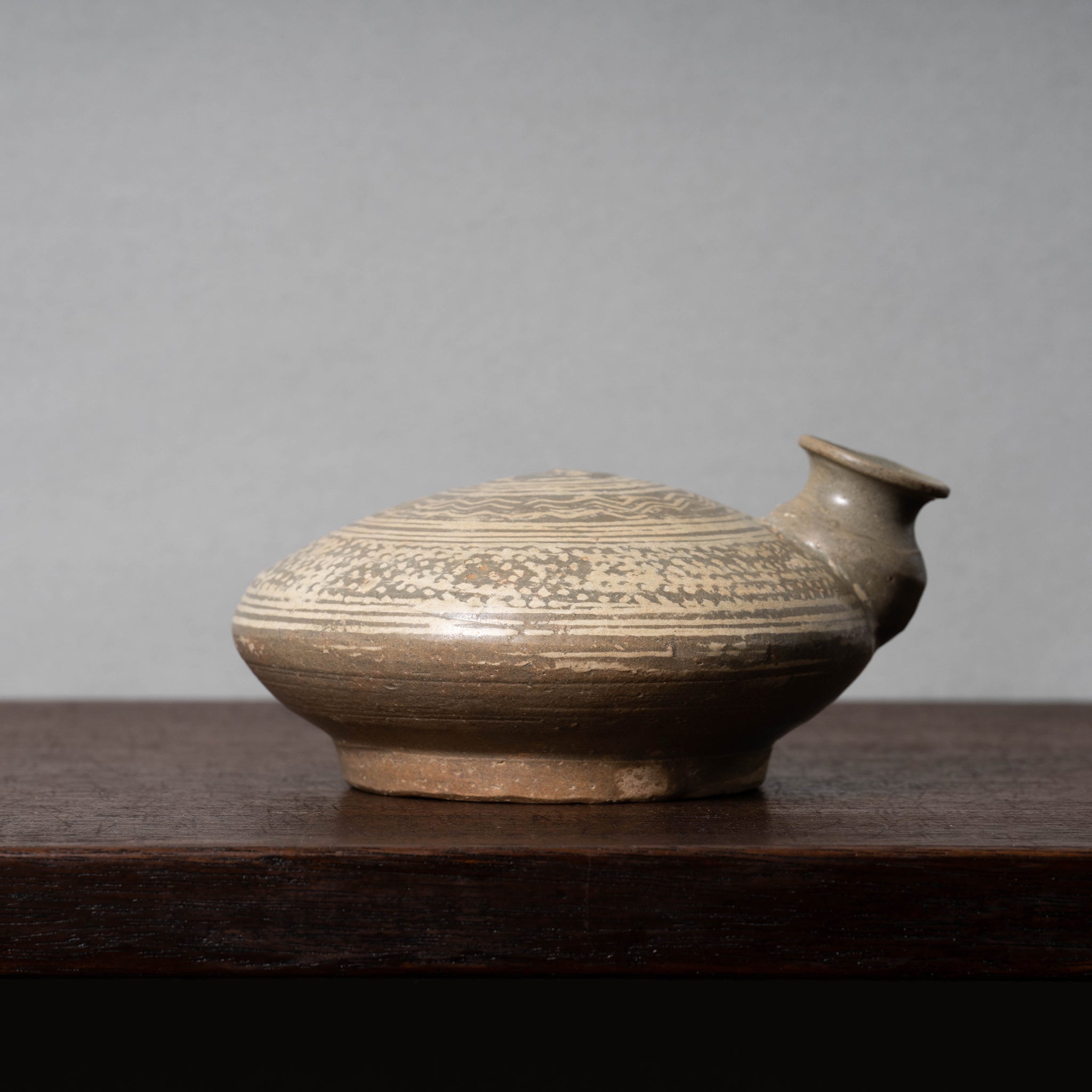 李朝 粉青沙器象嵌扁壺 – 燦禾 SANKA