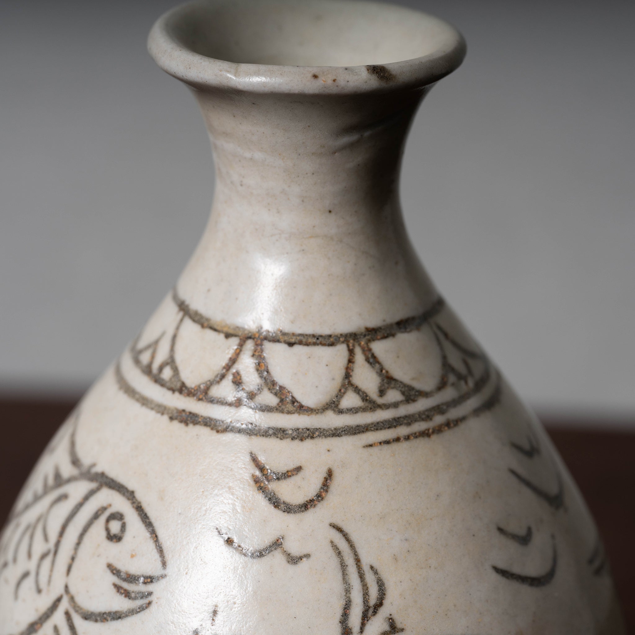 李朝 白磁鉄線魚紋瓶 – 燦禾 SANKA