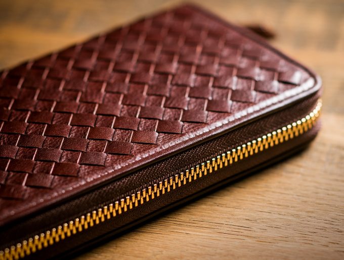 ココマイスターのマットーネオーバーザオーバーは大容量編み込み財布