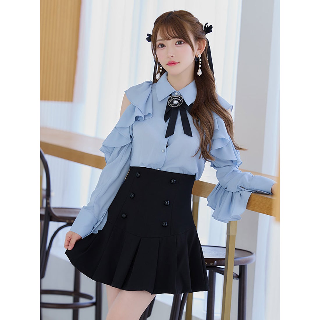 ティカ Tika ネックリボンタイ付き肩あき長袖フリルブラウス×ダブル