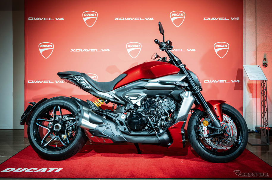 ドゥカティの“斬新”クルーザーが日本初公開、V4エンジンに軽量ボディの