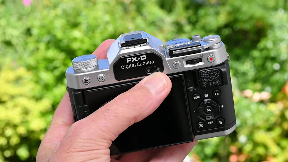 Yashica FX-D 300 hands-on review: a digital camera with a 1970s