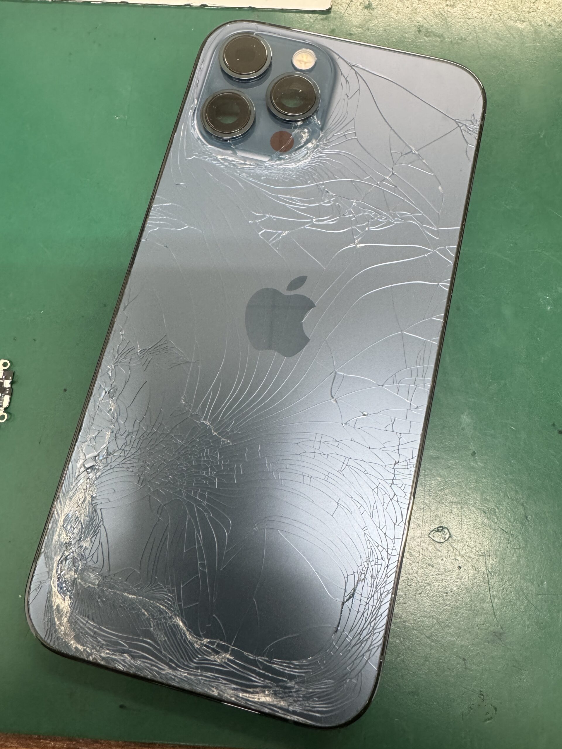 梅田】背面がバキバキに割れたiPhone12ProMaxの修理【iPhone修理