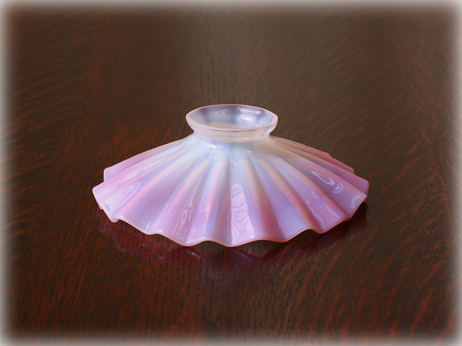 W. A. S. Benson ピンクオパールセントガラス ウェービングエッジ